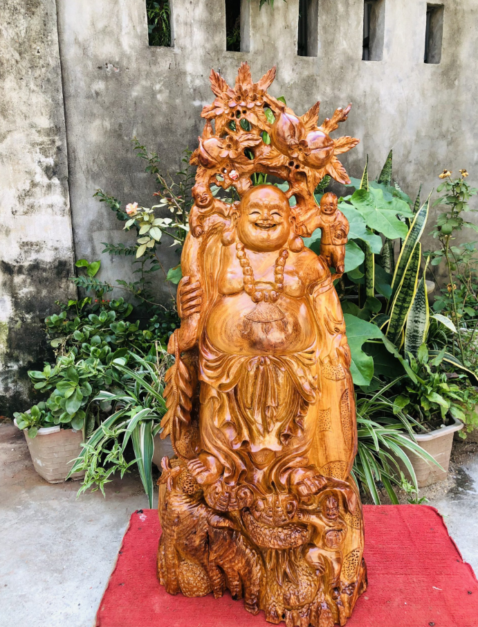 Tượng Phật Di Lặc đứng gốc đào.png